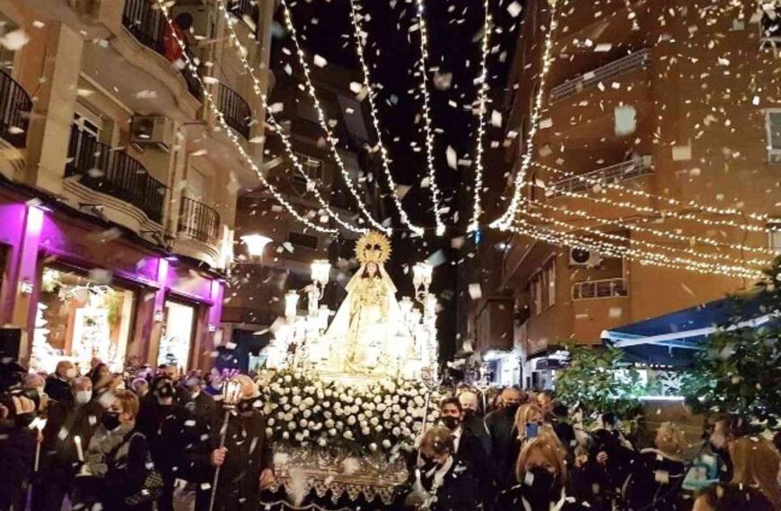 Impresionante Petalá en honor de la Virgen de Gracia de Puertollano con 3.000 rosas y claveles