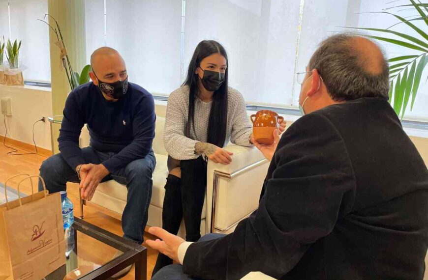 La campeona de España de K-1, Sheila García, se ha reunido con el alcalde de Puertollano este día