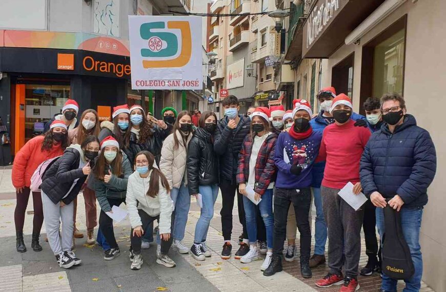 Los alumnos de 4º ESO del Colegio San José sacan la alegría de los villancicos a las calles de Puertollano