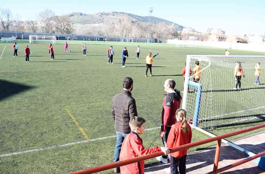 100.000 euros para la renovación del anexo del estadio Sánchez Menor de Puertollano aportará el gobierno regional