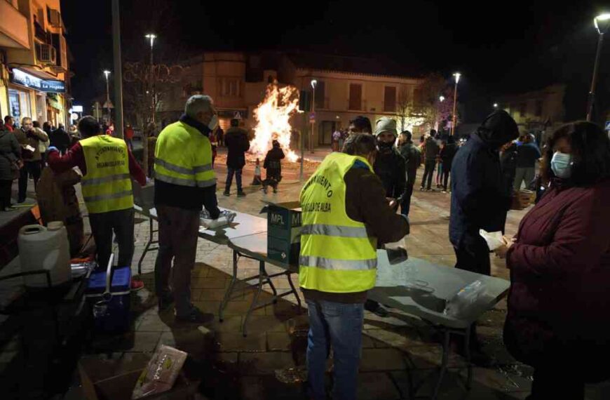 Las hogueras volvieron a dar calor en la fría noche de la víspera de San Antón en Argamasilla de Alba