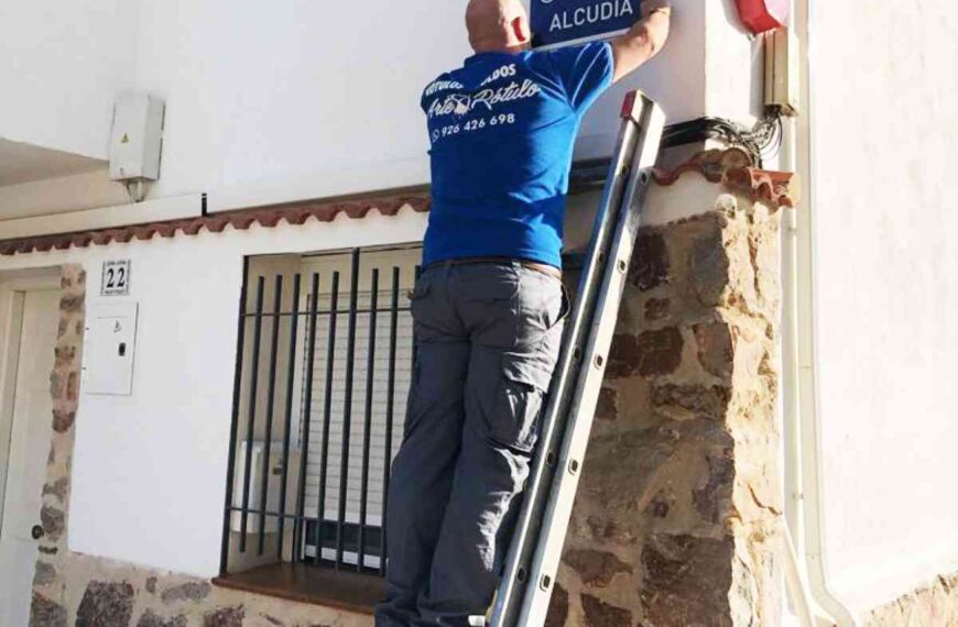 Placas con el nombre de cada calle y el escudo municipal se están colocando en Puertollano