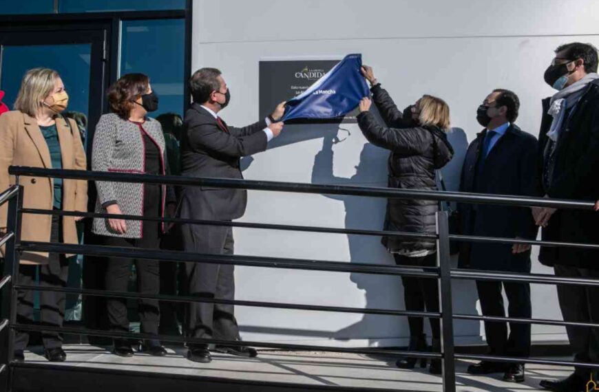 La empresa “La Abuela Cándida” recibió la visita de García-Page y el presidente de la Diputación de Ciudad Real