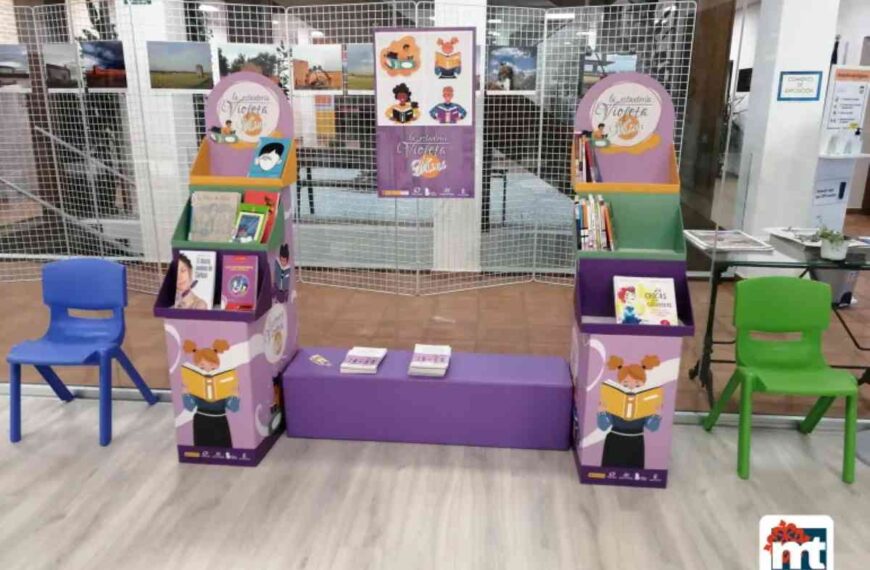 “Estantería Violeta Mini” para sensibilización frente a la violencia de género instalada en la Biblioteca Municipal de Miguelturra