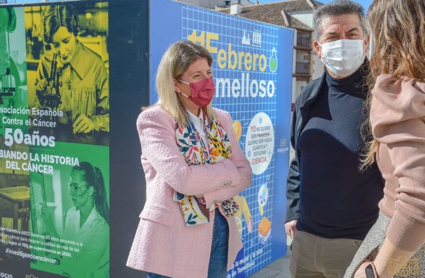 Exposición “50 años cambiando la historia del cáncer” en la Plaza de España de Tomelloso