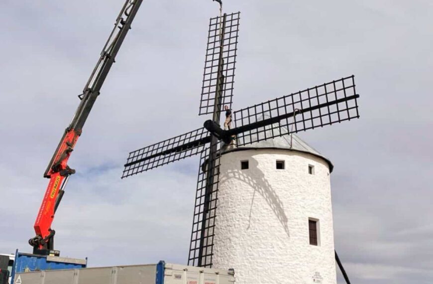 El molino Cariari de Campo de Criptana luce desde hoy nuevas aspas y eje en sustitución de los dañados en agosto