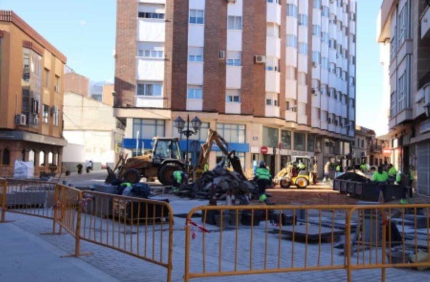 Avanzan las obras del entorno del Gran Teatro de Manzanares por lo que se realizarán cortes y reordenación del tráfico