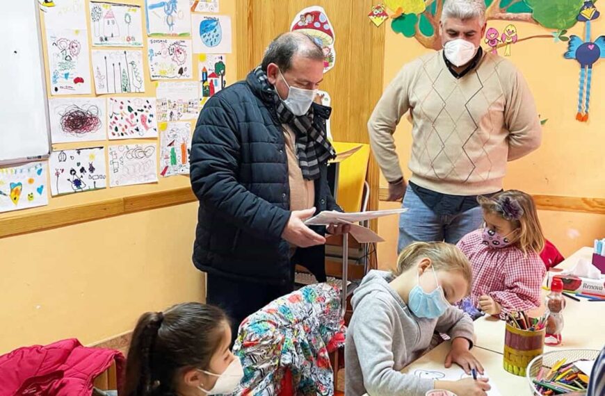 El proyecto Arco Iris en la parroquia San Juan Bautista en la barriada Fraternidad recibió la visita del alcalde de Puertollano
