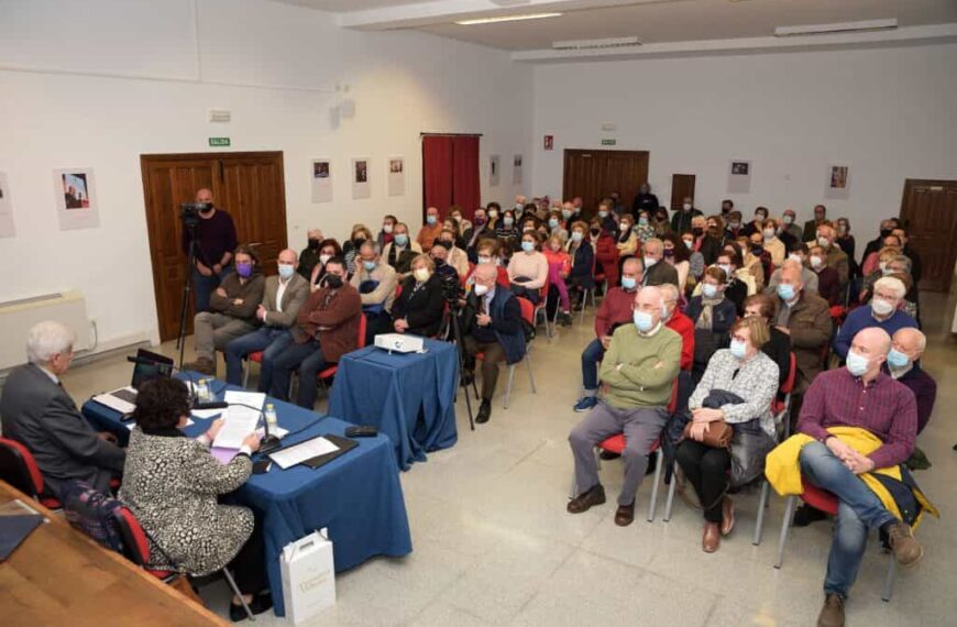 Numeroso público en el VIII Ciclo de Conferencias “El Magisterio de la Palabra”