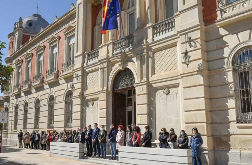 Caballero participó en la concentración silenciosa en Argamasilla de Calatrava en solidaridad con Ucrania