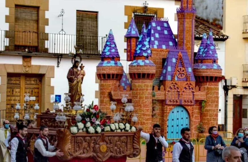 Villahermosa revive con emoción y olor a pólvora la quema tradicional de la Falla Manchega con motivo de San José