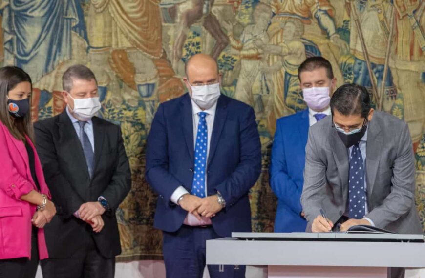 Firman convenio que contribuye al bienestar de la Tercera Edad potenciando la autonomía sin que se vean obligados a abandonar su entorno