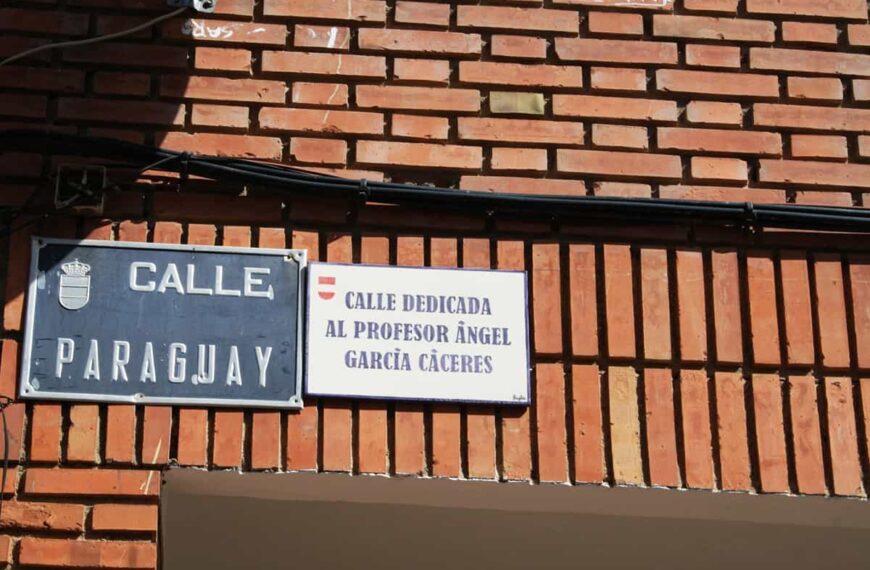 Puertollano homenajea al profesor Ángel García Cáceres con una placa en la calle Paraguay
