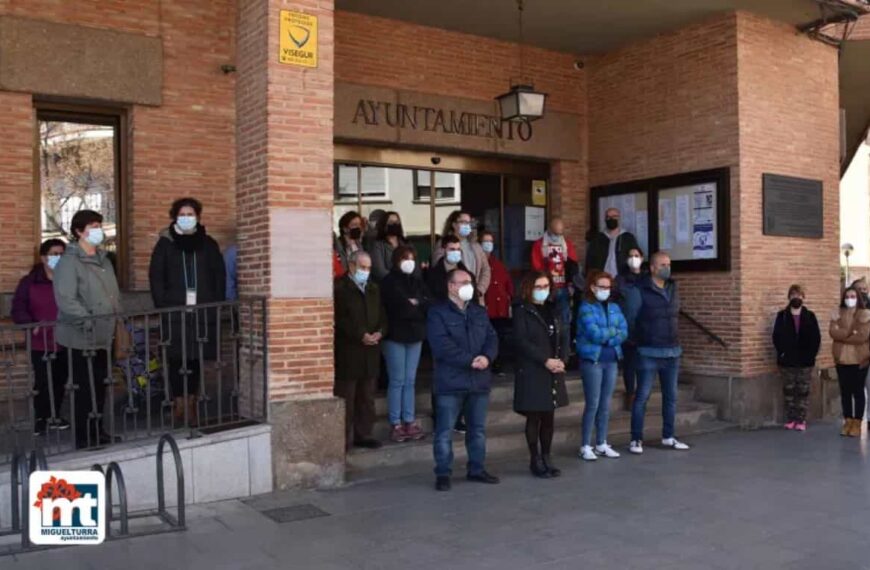 Cinco minutos de silencio en Miguelturra durante  la concentración convocada por FEMP en solidaridad con el pueblo de Ucrania