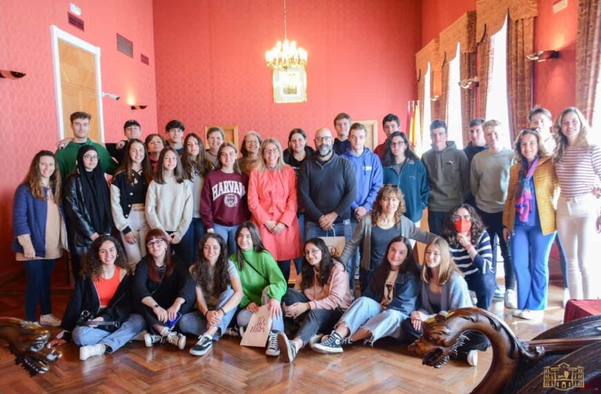 Alumnos austriacos que participan en un Erasmus del IES Alto Guadiana visitaron el ayuntamiento de Tomelloso