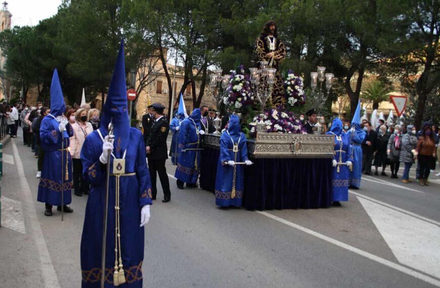 La devoción se ha hecho sentir al paso de las procesiones de Miércoles Santo en Puertollano