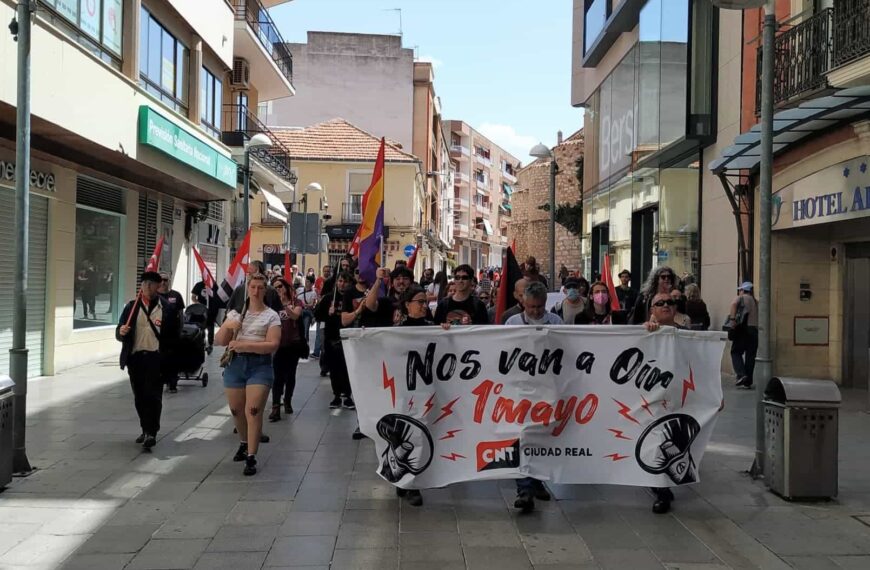 CNT vuelve a manifestarse por las calles de Ciudad Real después de dos Primeros de Mayo de pandemia