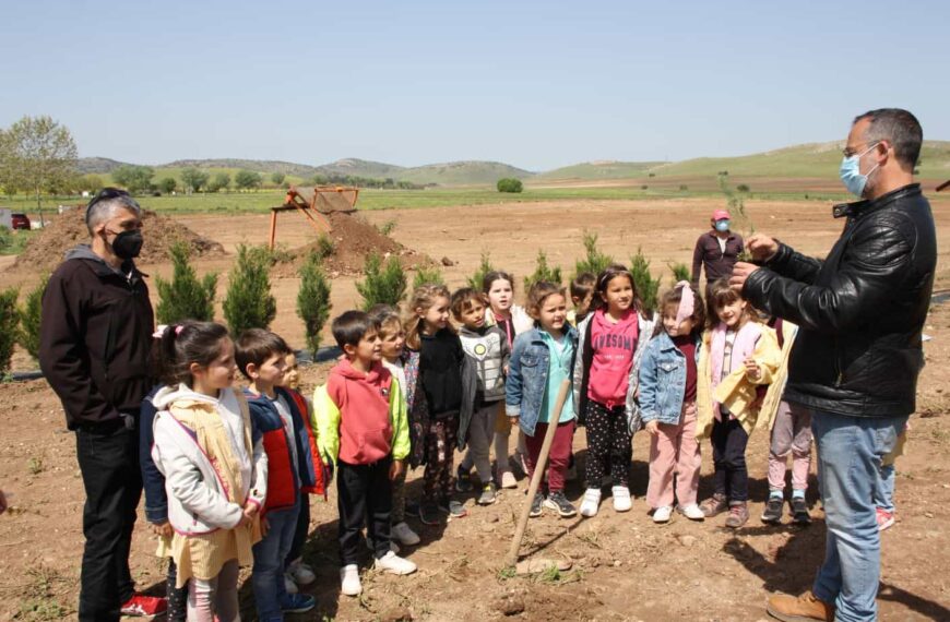 Poblete reúne a mayores y escolares en la plantación anual de primavera