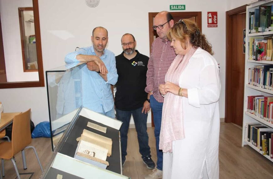 Ayuntamiento y Asociación Flor de Ribera adquieren el libro más antiguo escrito por un torralbeño