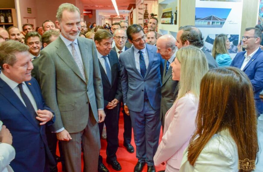 La Cooperativa Virgen de las Viñas Bodega Almazara de Tomelloso presente en FENAVIN 2022 cuyo estand visitó el Rey Felipe VI