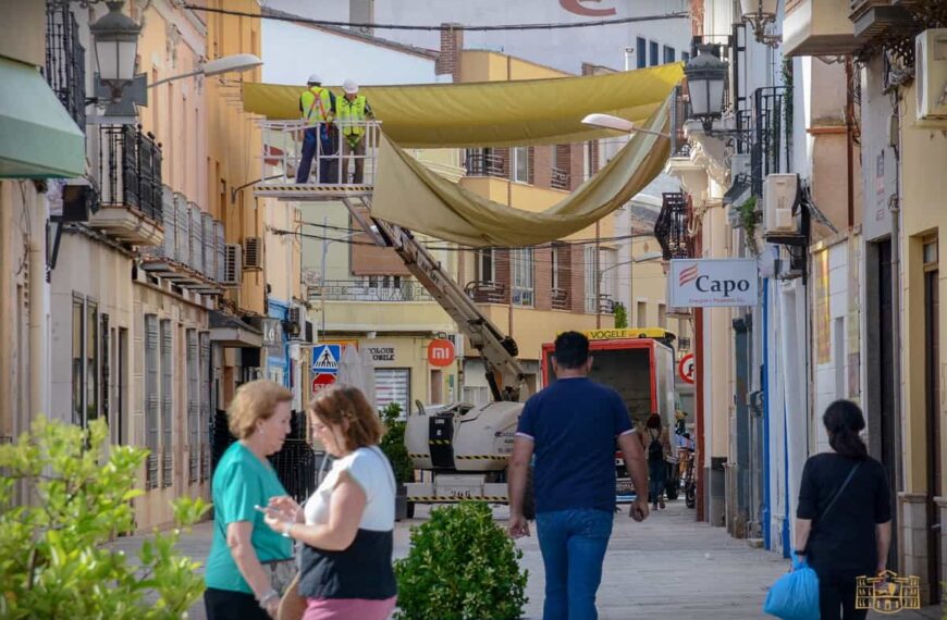 La colocación de toldos comenzó hoy en las principales calles de la zona centro de  Tomelloso debido a las altas temperaturas