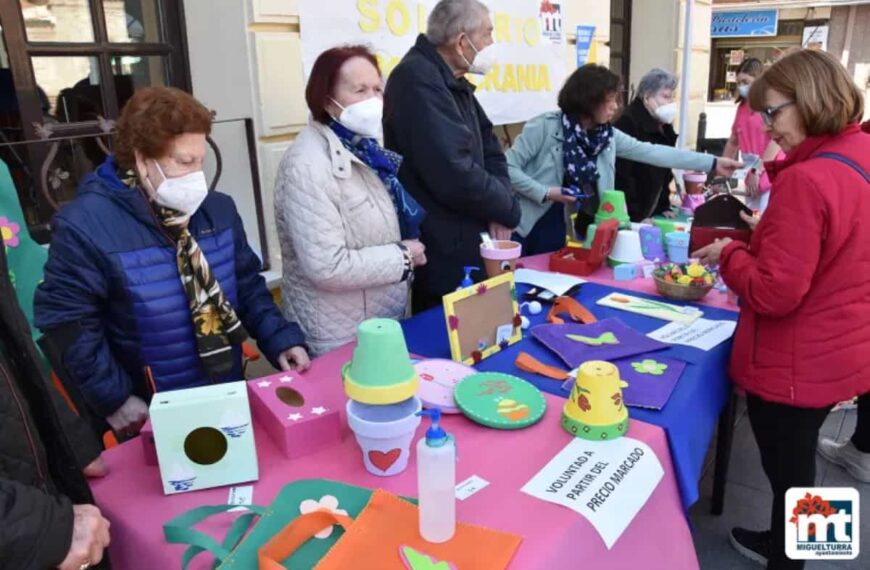 397 euros recaudados en el mercadillo solidario del Centro de Día de Miguelturra entregados a Cáritas Ucrania