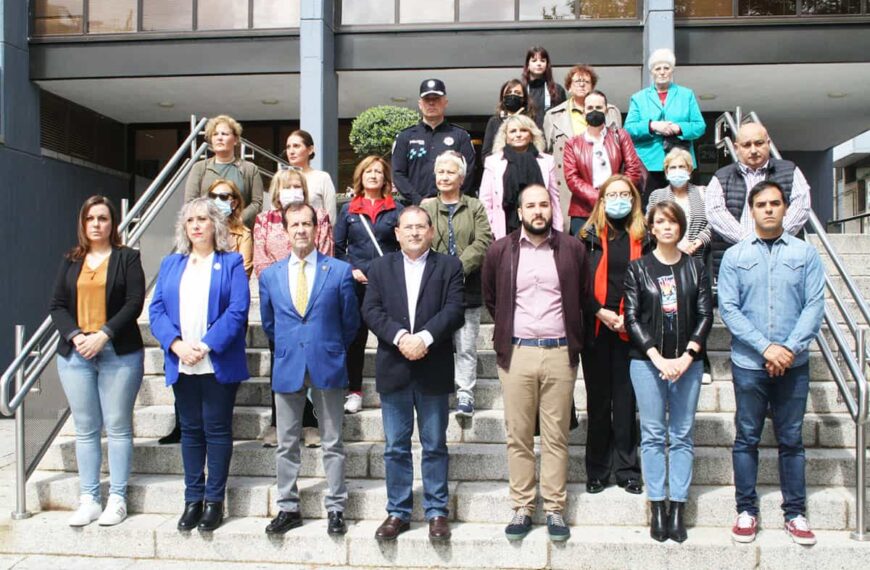 Puertollano guarda minuto de silencio en repudio al último asesinato machista de una madre de 3 hijos en Tarancón Cuenca