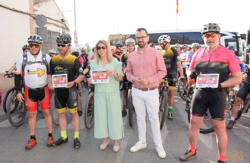 La salida de la etapa Tomelloso-Villafranca de los Caballeros de la Vuelta MTB Don Quijote se celebró ayer domingo 15 de mayo