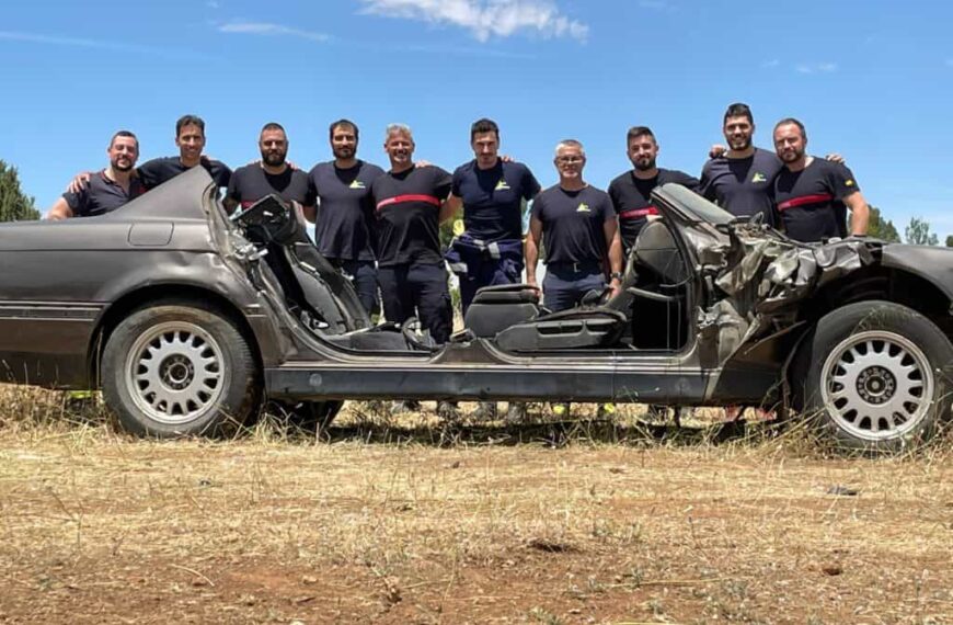 Bomberos del SCIS y militares de la Base de Almagro realizan una práctica conjunta de rescate en vehículos accidentados