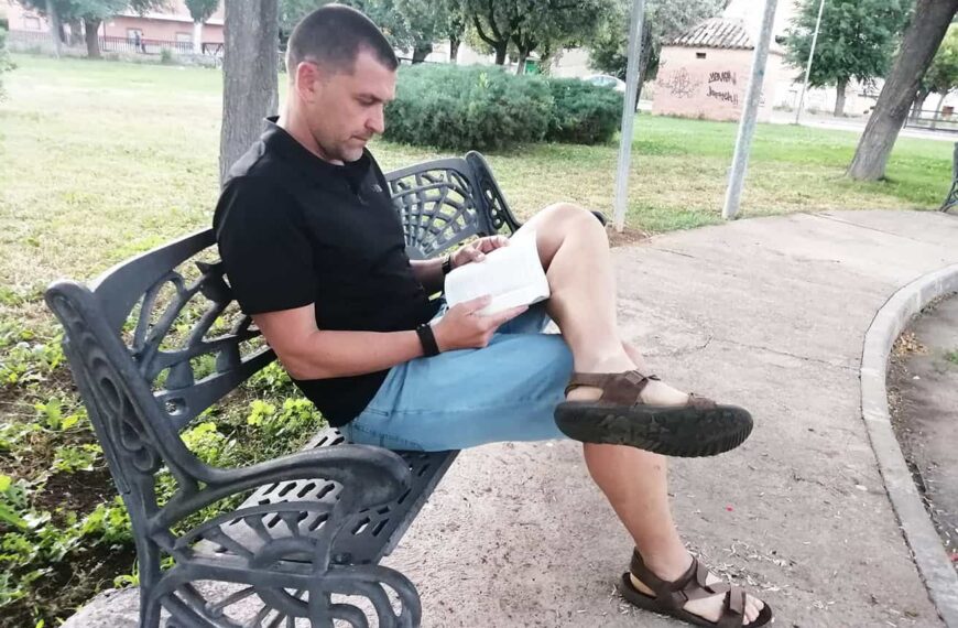 David García Rodríguez firma en la Feria del Libro de Puertollano ejemplares de ‘Los Colores del Tassili y otros relatos’ y ‘El Oráculo de Delfos’