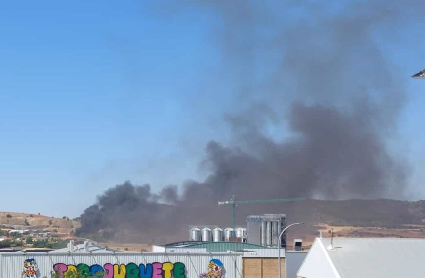 Extinguido un incendio de madera y material eléctrico en la parte trasera de una nave en Cuenca