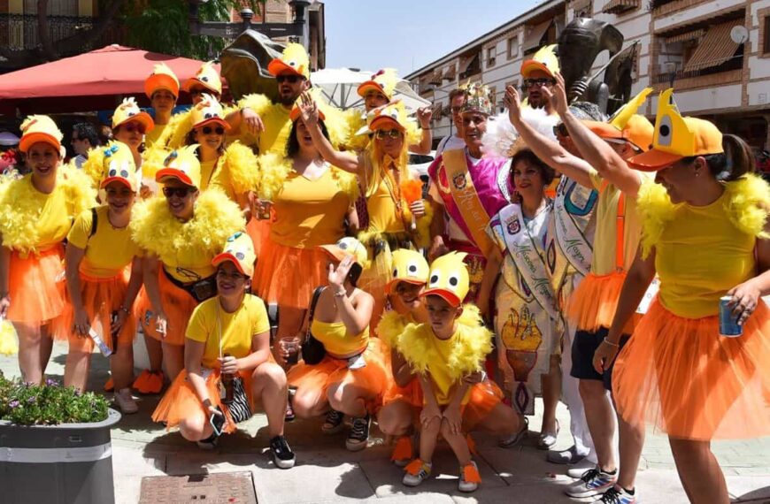 Miguelturra (Ciudad Real) baila a ritmo de charanga en la celebración del Carnaval de Verano