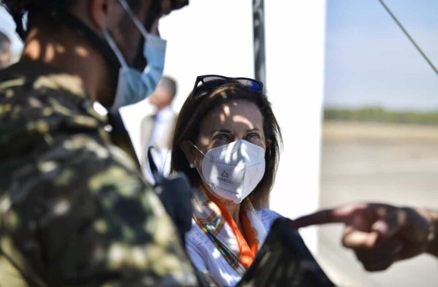 Robles contempla "con satisfacción" el trabajo del Batallón de Helicópteros de Ataque de Almagro y su simulador