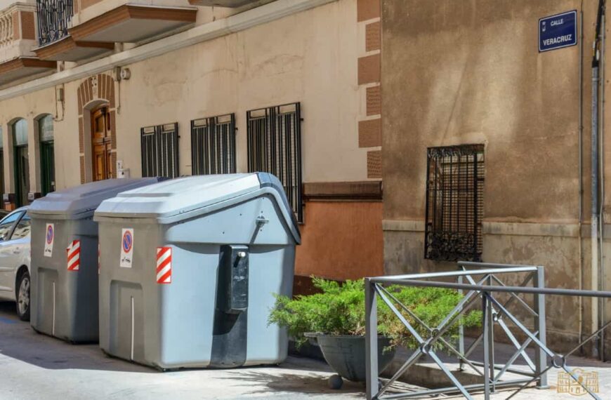 Distribuyen un nuevo contenedor color marrón de Comsermancha en Tomelloso