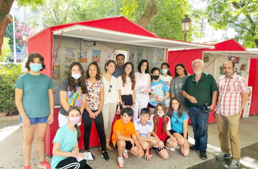 Marina Morano García ganadora del certamen para elegir el cartel anunciador de la Feria del Libro 2022 de Puertollano