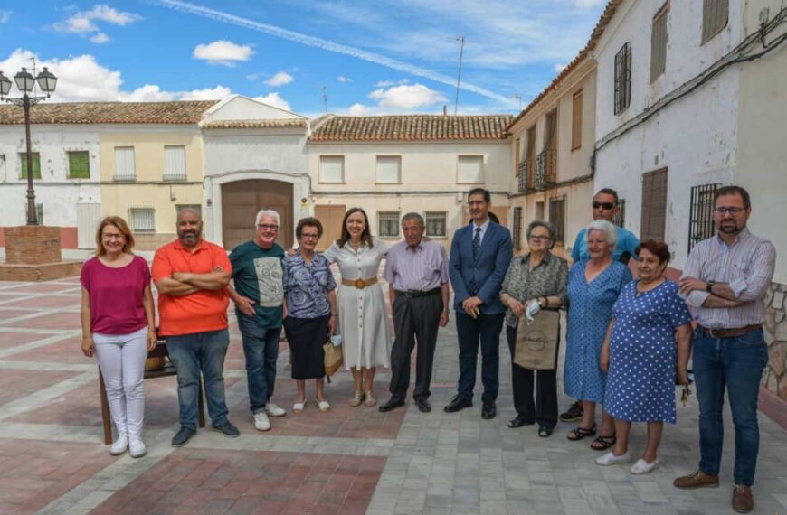 Con el apoyo de la Diputación se han reformado tres plazas emblemáticas de Alcázar de San Juan que Caballero visitó hoy