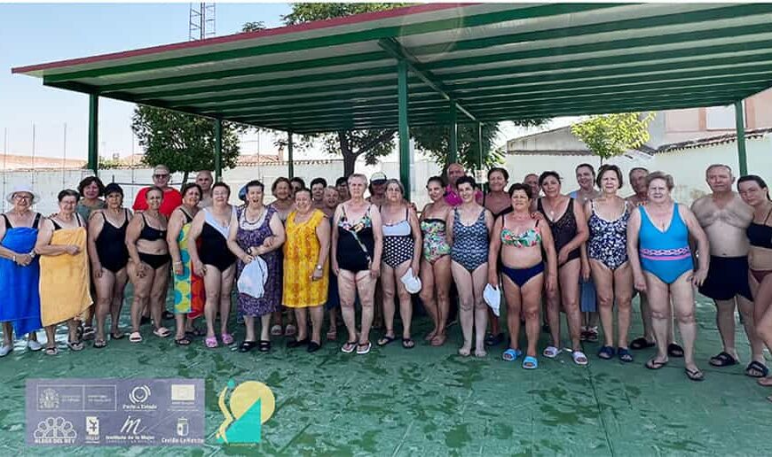 Aldea del Rey celebra el Día de los Abuelos con una jornada intergeneracional en la piscina municipal