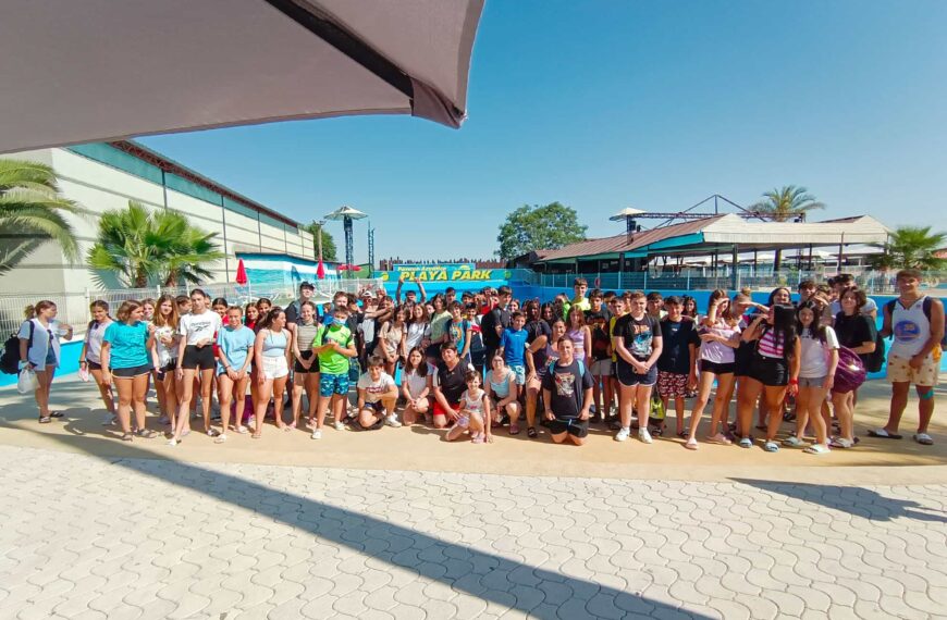 Noventa jóvenes de Argamasilla de Alba viajan al Playa Park con el Centro Infantojuvenil