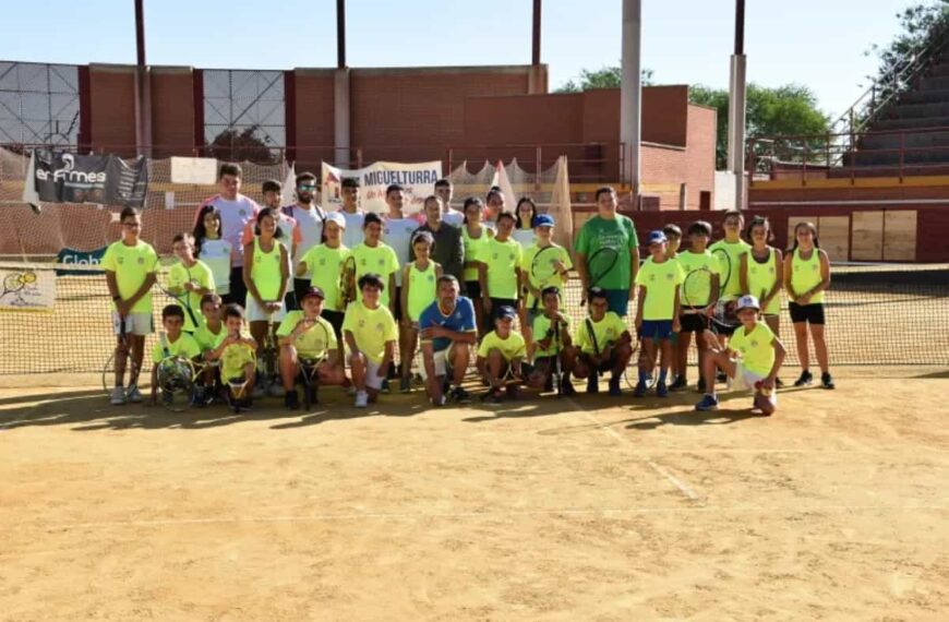 El concejal de Deportes, Diego Rodríguez, visitó a alumnos y alumnas del IV Campus de Tenis de Miguelturra