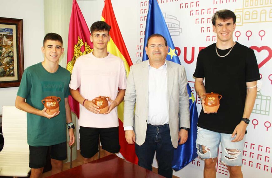 El alcalde de Puertollano entregó una olla del Santo Voto a los destacados atletas Alejandro Ríos, Diego Machuca y Nahum de Gregorio