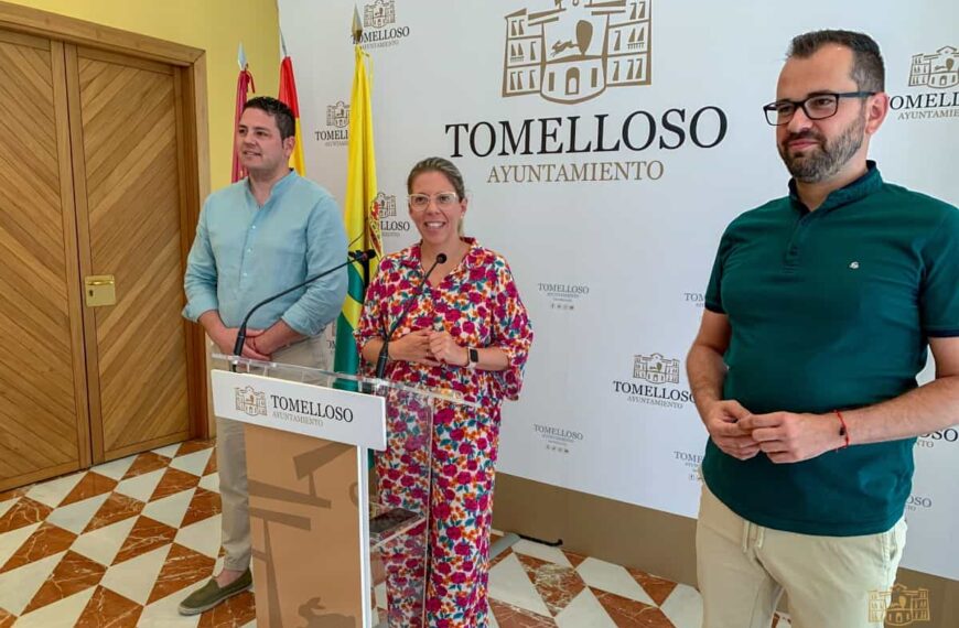 Gran Desfile de Moros y Cristianos y acto institucional en Tomelloso por el hermanamiento de la ciudad con Ibi el 27 de agosto