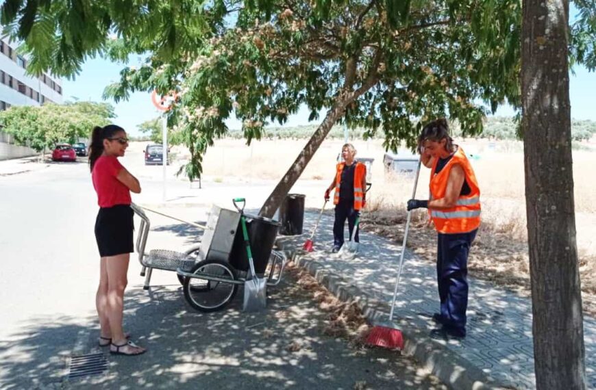 En la barriada Fraternidad de Puertollano realizan labores de limpieza 6 trabajadores del programa Integra