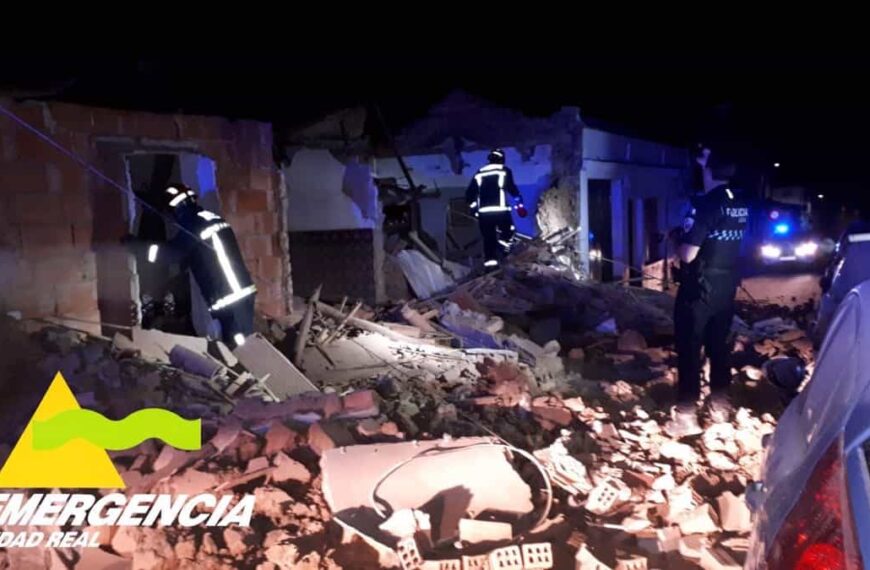 El derrumbe de una casa deshabitada en la calle Palafox de Puertollano provoca daños en cuatro vehículos