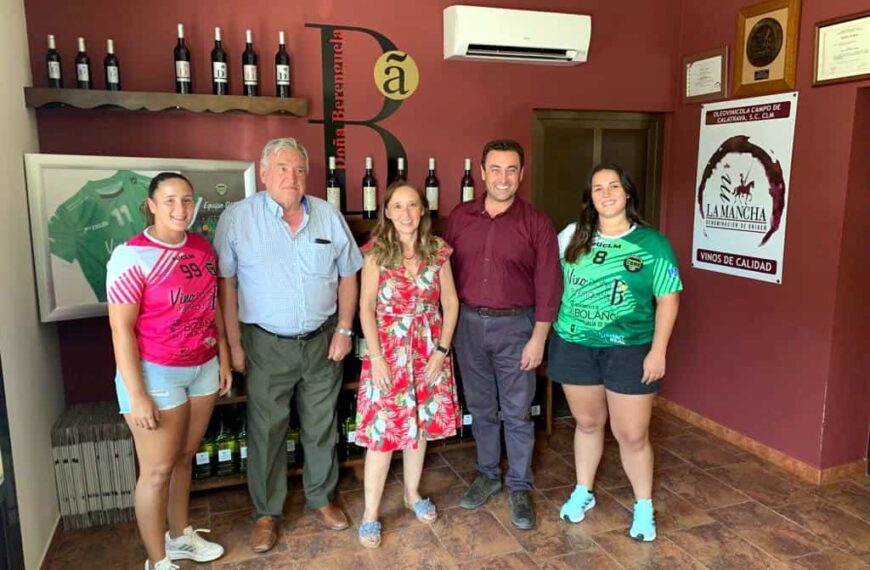 Los AOVEs “Algaraba” ecológicos, de Oleo Vidabol, y Balonmano Bolaños Femenino renuevan su patrocinio para esta temporada