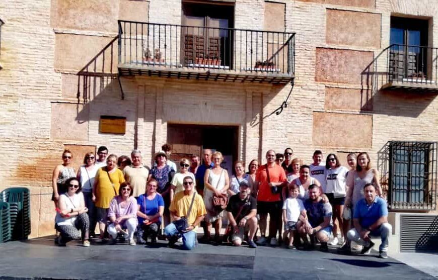 El edificio de «Los Consumos» ya luce la placa de la colección de dioramas de Trinidad Velasco