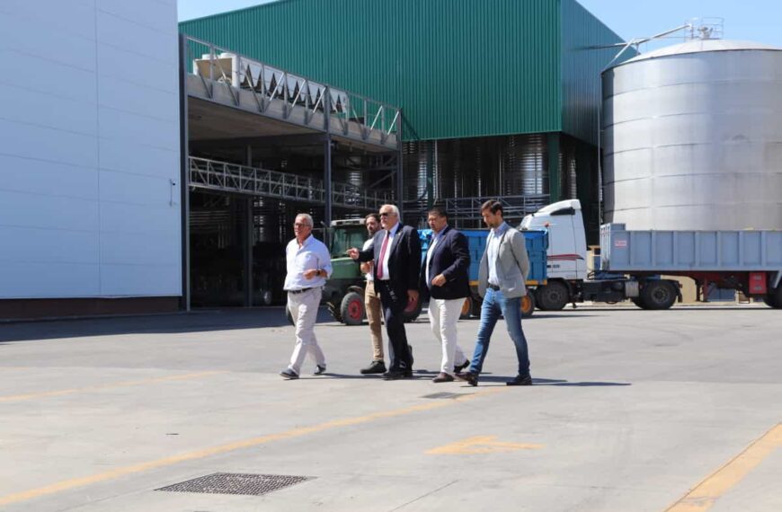 Una visita a las instalaciones de la Cooperativa Jesús del Perdón – Bodegas Yuntero realizó el alcalde de Manzanares Julián Nieva