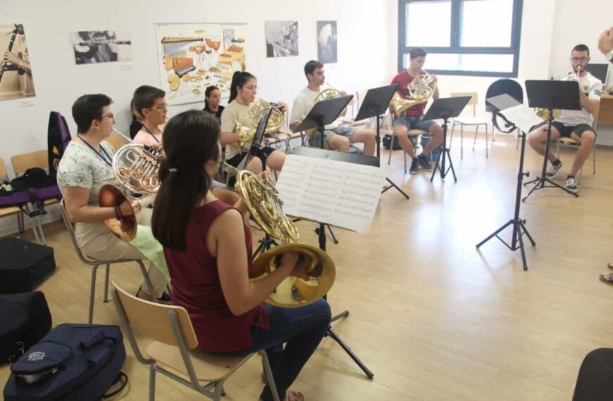 110 alumnas y alumnos de toda España han recibido clases individuales y grupales en la nueva Escuela de Música Municipal de Manzanares