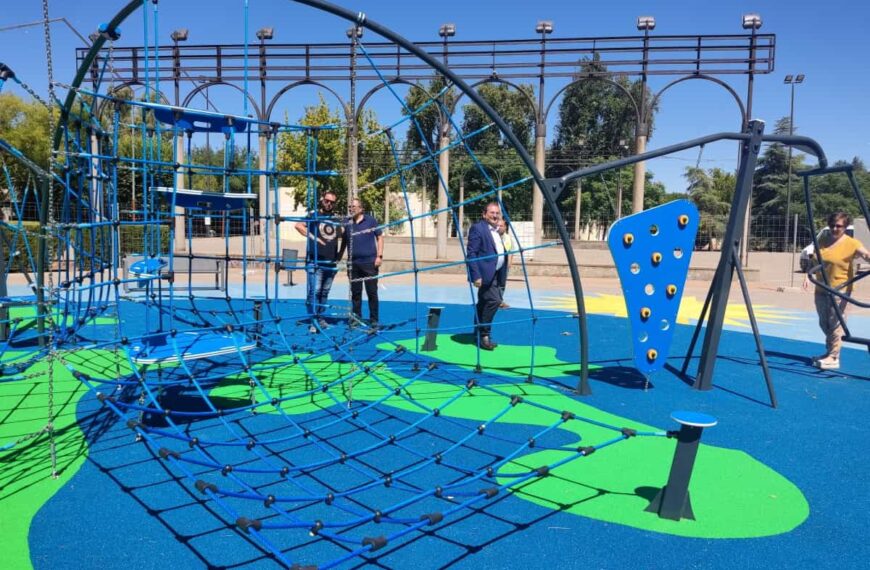 Un gran mapa de Europa que muestra la evolución de la energía instalado en la entrada del recinto ferial de Puertollano