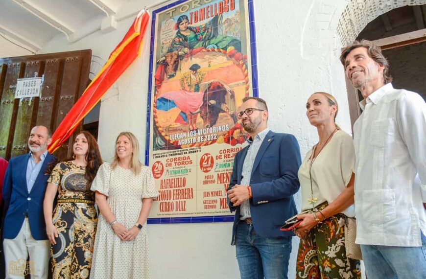 Descubierta una placa por el 50 aniversario del coso tomellosero por la alcaldesa de la localidad