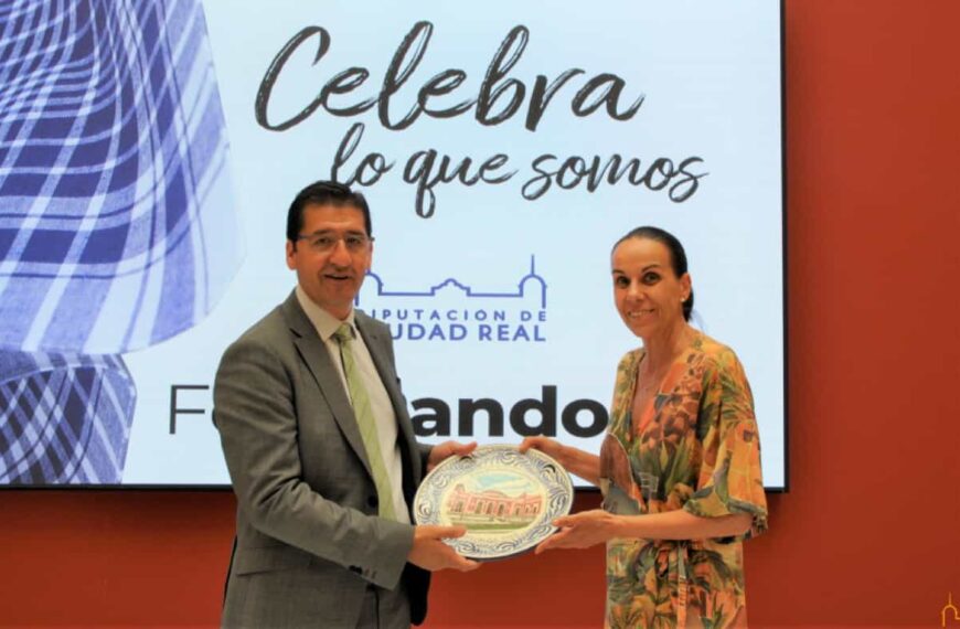 El plato conmemorativo de la Pandorga 2022 ha recibido el presidente de la Diputación de Ciudad Real